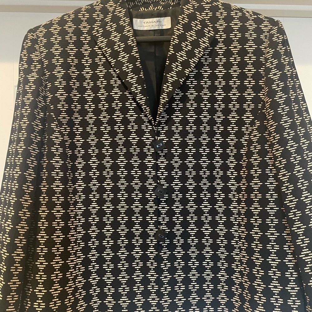 Tahari/Arthur S. Levine blazer. 3/4 length slit sleeves, geometric pattern sz M